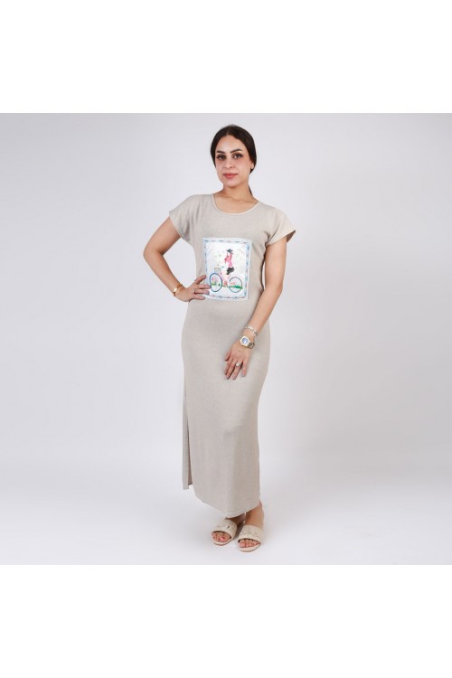 قميص طويل بفتحة جانبية وياقة مستديرة