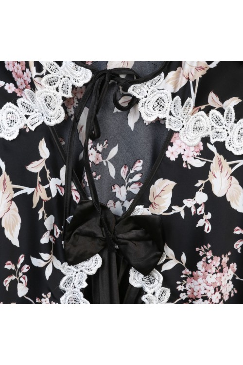 قميص ساتان بطبعات زهور وتفاصيل كسر