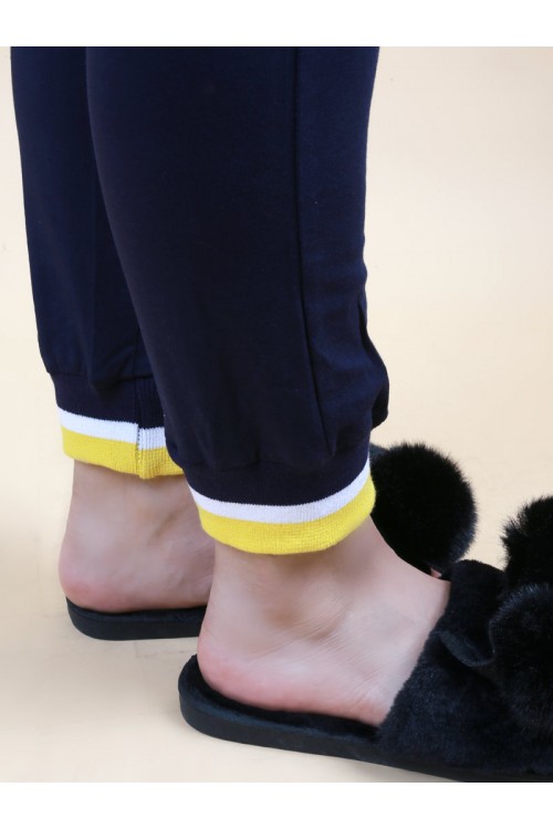 طقم بيجاما بنطلون بطبعات نجوم مع تيشيرت بياقة مستديرة