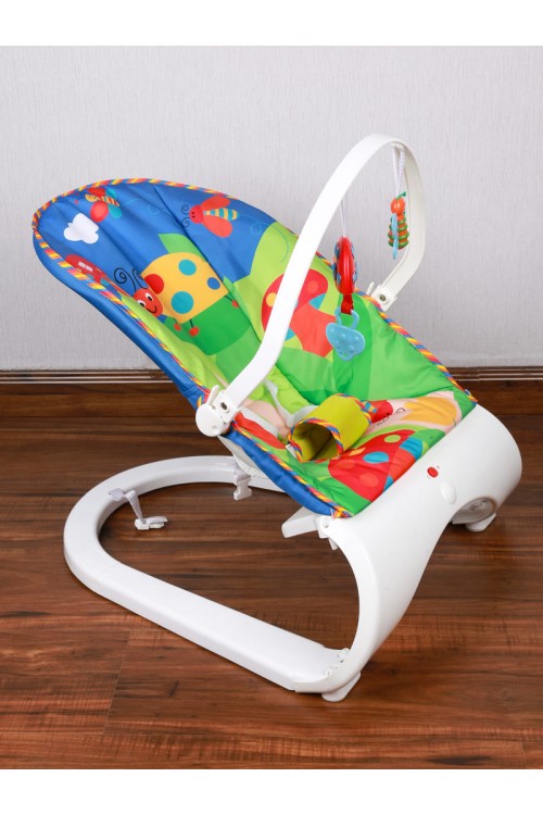 كرسي أطفال هزاز مزين بطبعات