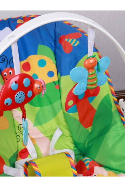 كرسي أطفال هزاز مزين بطبعات