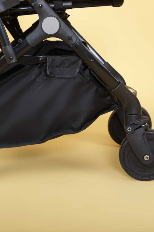 عربة أطفال بمظلة