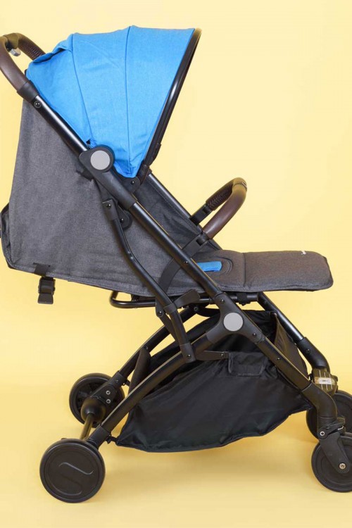 عربة أطفال بمظلة