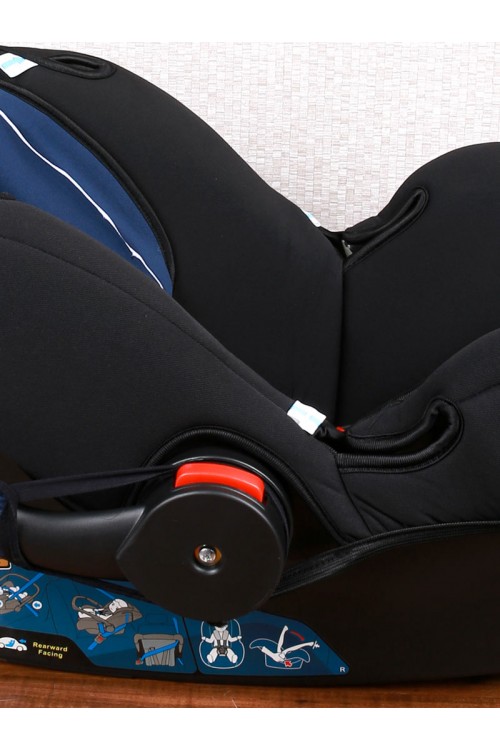 مقعد سيارة للأطفال بحزام أمان