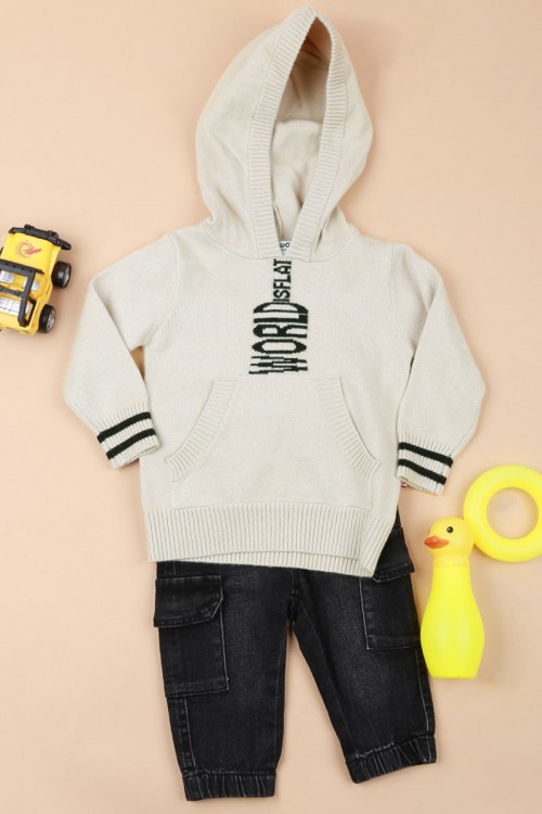 بلوفر بقبعة مزين بطبعات كتابة مع بنطلون جينز