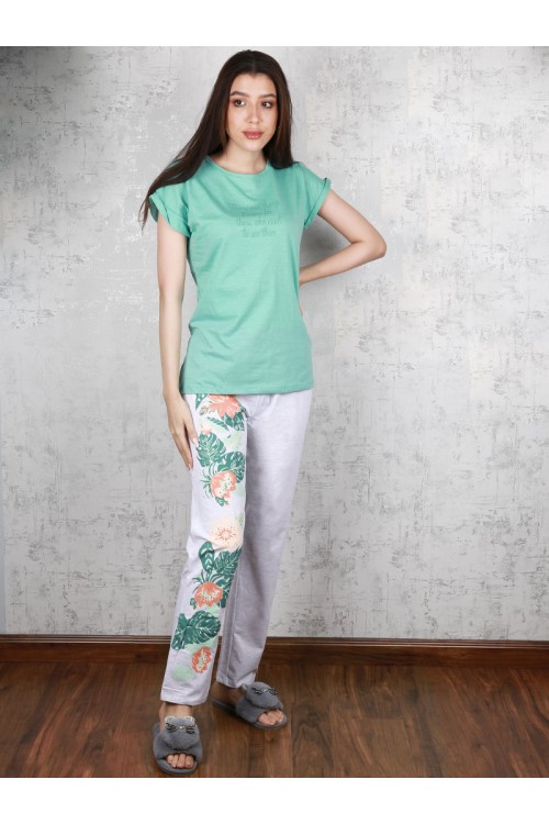 بيجاما بنطلون بطبعات زهور مع تيشيرت بأكمام قصيرة