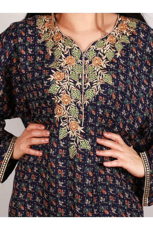 جلابية طويلة مزخرفة بطبعات