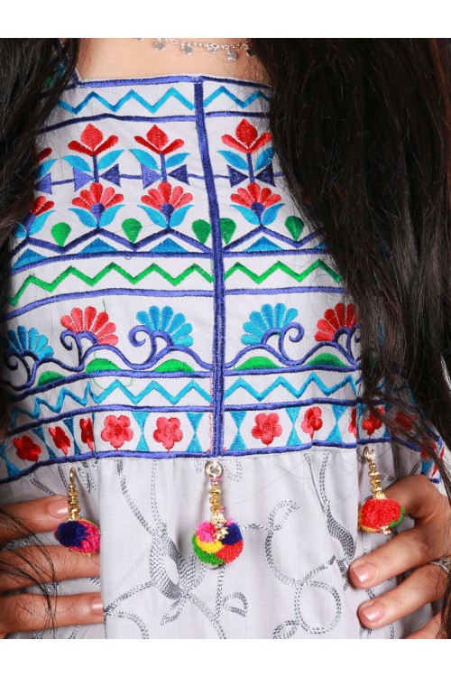 جلابية بأكمام قصيرة مزينة بطبعات