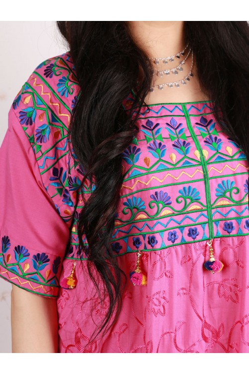 جلابية بأكمام قصيرة مزينة بطبعات