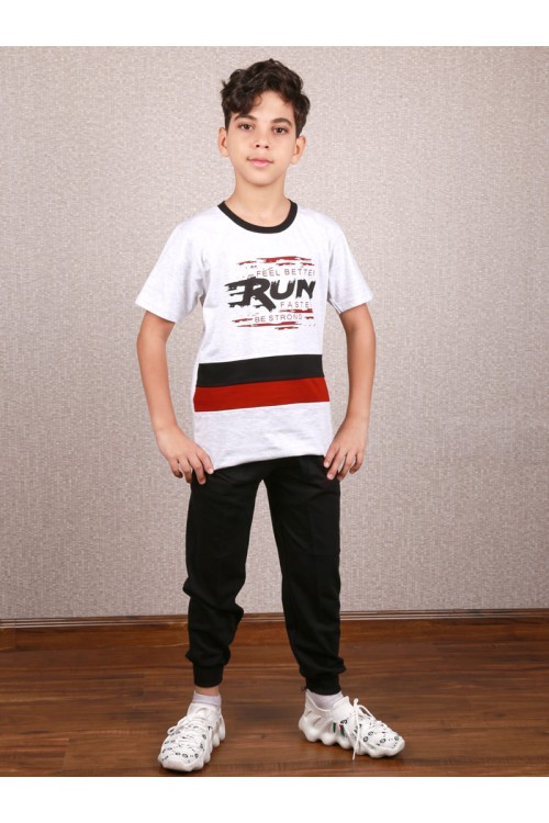 طقم بنطلون سادة مع تيشيرت بطبعات كتابة