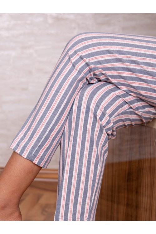 بيجاما بنطلون مع تيشيرت مزينة بطبعات مخططة