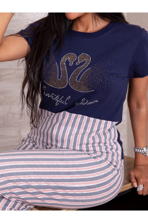 بيجاما بنطلون مع تيشيرت مزينة بطبعات مخططة