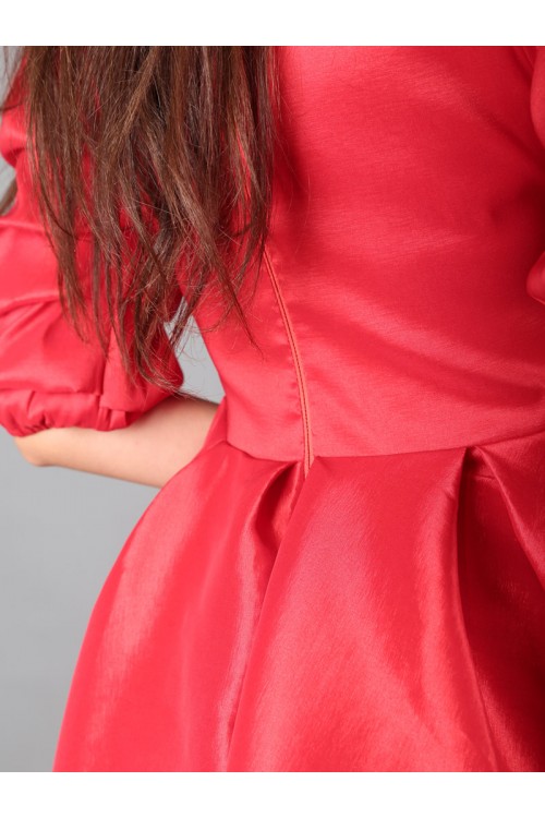 فستان سهره قصير بأكتاف مكشوفة