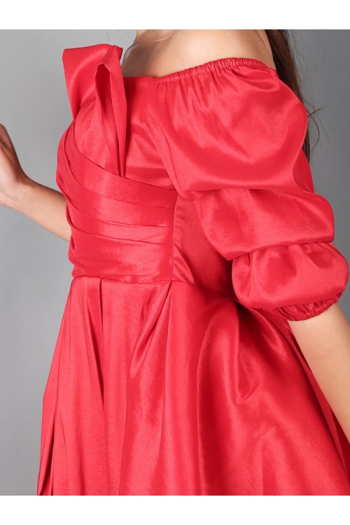 فستان سهره قصير بأكتاف مكشوفة