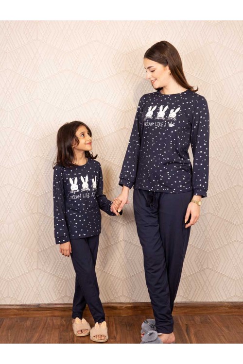 بيجاما بنطلون سادة مع بلوزة بطبعات نجوم