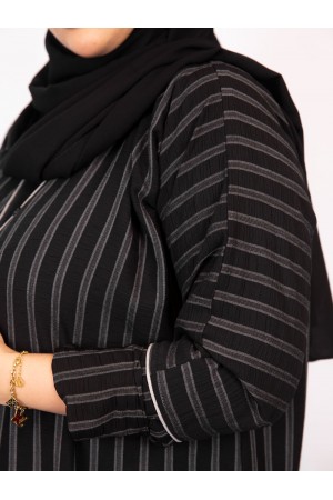 Striped abaya with narrow sleeves and a black veil
