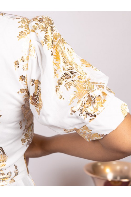 جلابيات يوم التأسيس بقصة أكمام قصيرة ونقشات ذهبية