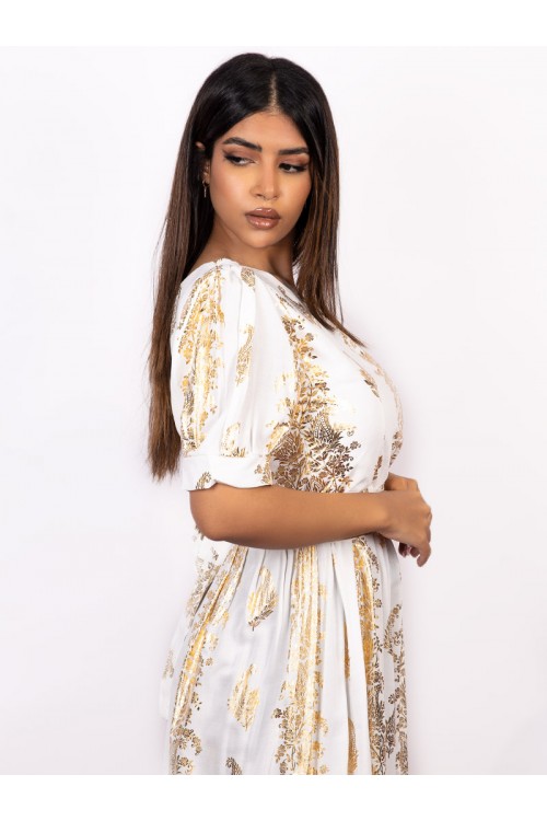 جلابيات يوم التأسيس بقصة أكمام قصيرة ونقشات ذهبية