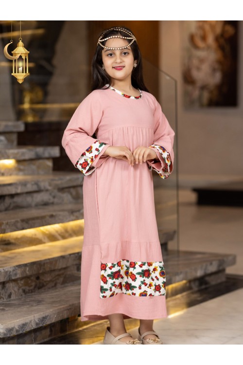 جلابية رمضانية بناتي تتميز بأكمام طويلة واطراف مزينة بالزهور