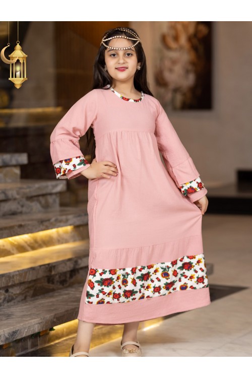 جلابية رمضانية بناتي تتميز بأكمام طويلة واطراف مزينة بالزهور