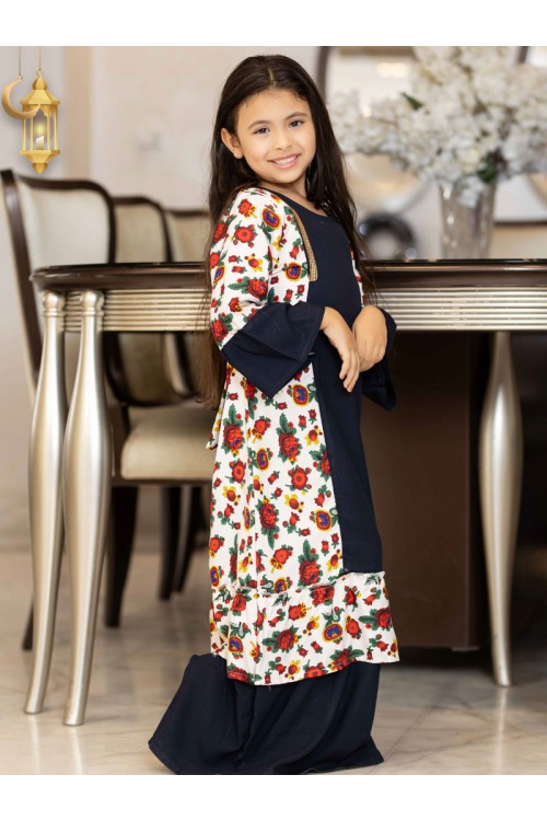جلابية رمضانية بناتي تتميز بأكمام طويلة وجوانب مشجرة مع حزام على الظهر