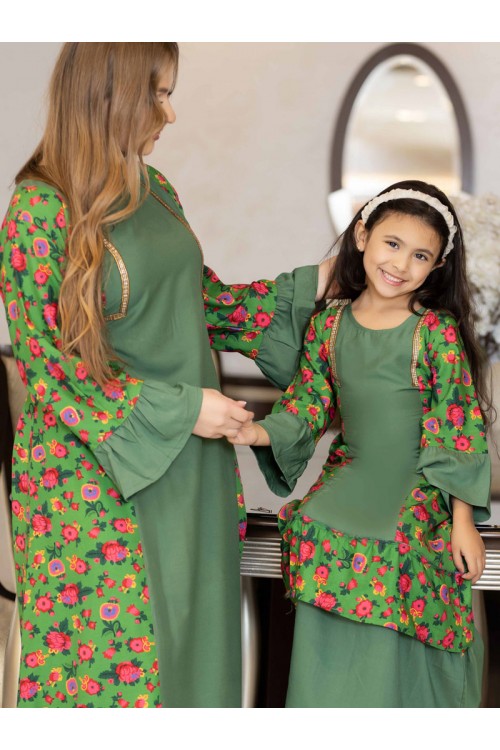 جلابية رمضانية بناتي تتميز بأكمام طويلة وجوانب مشجرة مع حزام على الظهر