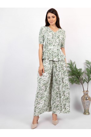Floral crop top with short sleeves and wide floral pants set