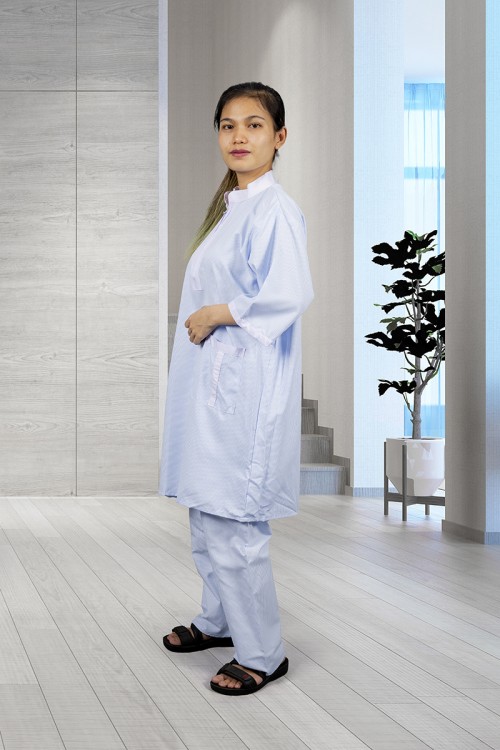 زي عاملات بياقة عالية و سحاب مع جيب