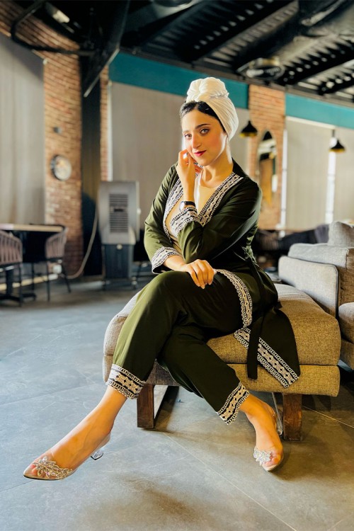 طقم نسائي قطعتين اطراف مزخرفة