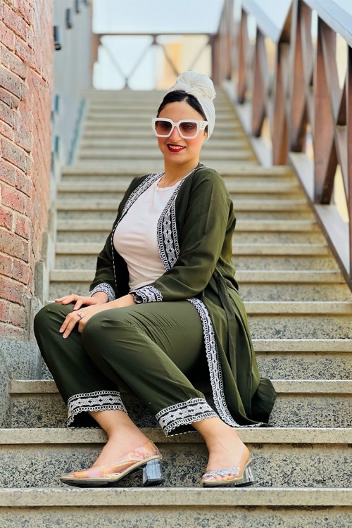 طقم نسائي قطعتين اطراف مزخرفة