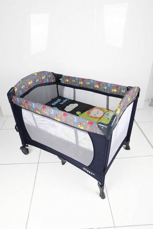 سرير مواليد كحلي مع قاعدة تغيير ملابس وعجلات متحركة