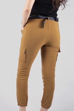 بنطلون نسائي أنيق مبطن لون كركمي بجيوب أمامية وحزام بشكل شنطة منفصل ومطاط أسفل الرجل  