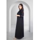 عباية سوداء أنيقة بياقة على الصدر بقفل امامي واكمام مطاط مع طرحة سادة