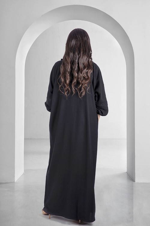 عباية سوداء أنيقة بياقة على الصدر بقفل امامي واكمام مطاط مع طرحة سادة