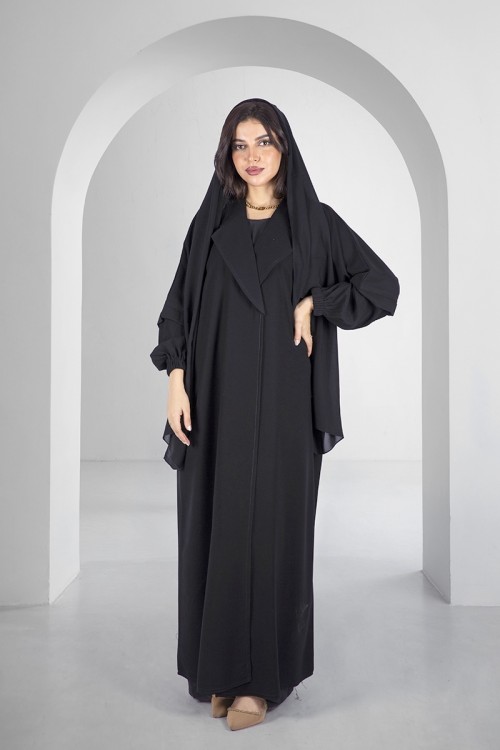 عباية سوداء أنيقة بياقة على الصدر بقفل امامي واكمام مطاط مع طرحة سادة