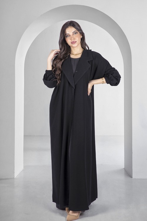 عباية سوداء أنيقة بياقة على الصدر بقفل امامي واكمام مطاط مع طرحة سادة