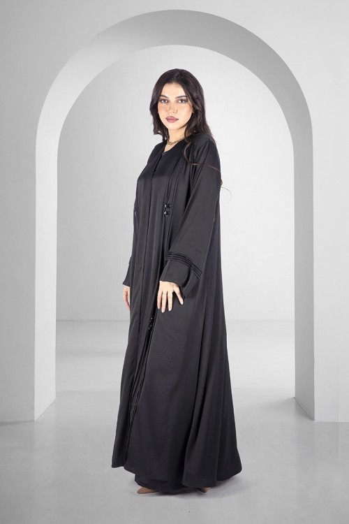 عباية سوداء أنيقة أزرار قفل أمامية بكسرات على الاكمام والامام مزينة بأزرار مع طرحة سادة