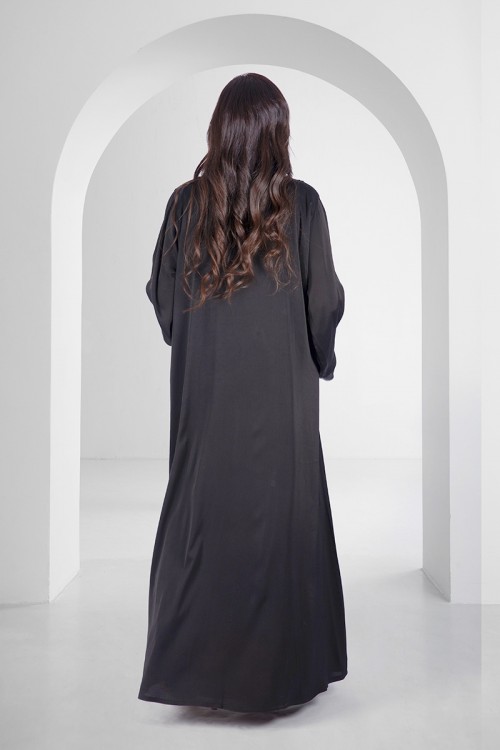 عباية سوداء أنيقة أزرار قفل أمامية بكسرات على الاكمام والامام مزينة بأزرار مع طرحة سادة