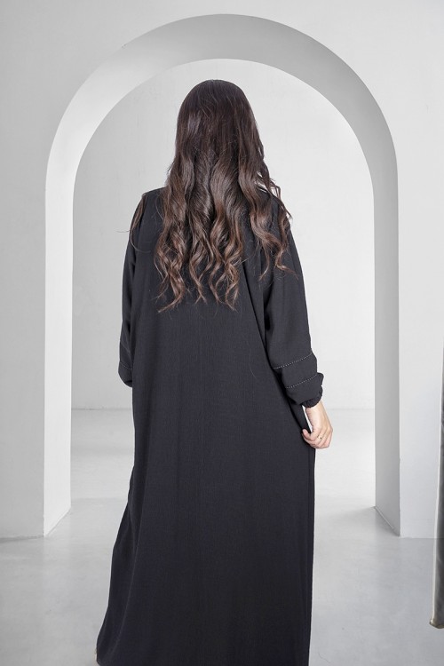 عباية سوداء أنيقة سحاب أمامي بياقة عالية خطوط طولية مخططة بالابيض وجيوب امامية واكمام مطاط مع طرحة سادة