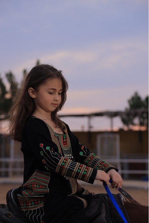 جلابية تراثية بناتي لون أسود  تطريز عسيري ونقوشات ملونة من الأمام والجوانب و الأكمام