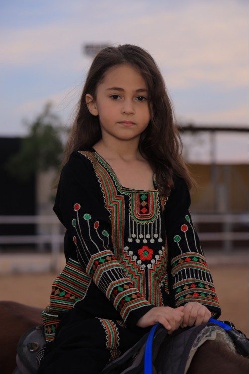 جلابية تراثية بناتي لون أسود  تطريز عسيري ونقوشات ملونة من الأمام والجوانب و الأكمام