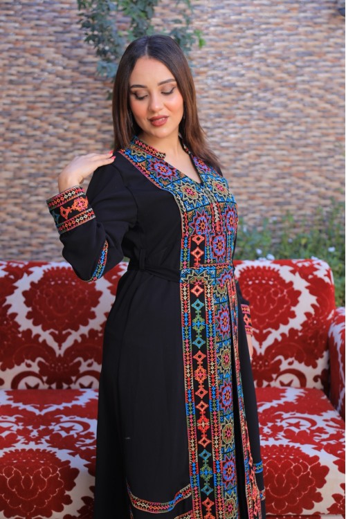 جلابية تراثية نسائي أنيقة لون أسود  بتطريز ونقوشات ملونة أكمام طويلة مزخرفة ورباط على الخصر و مفتوحة من الأسفل بقطعة متصلة