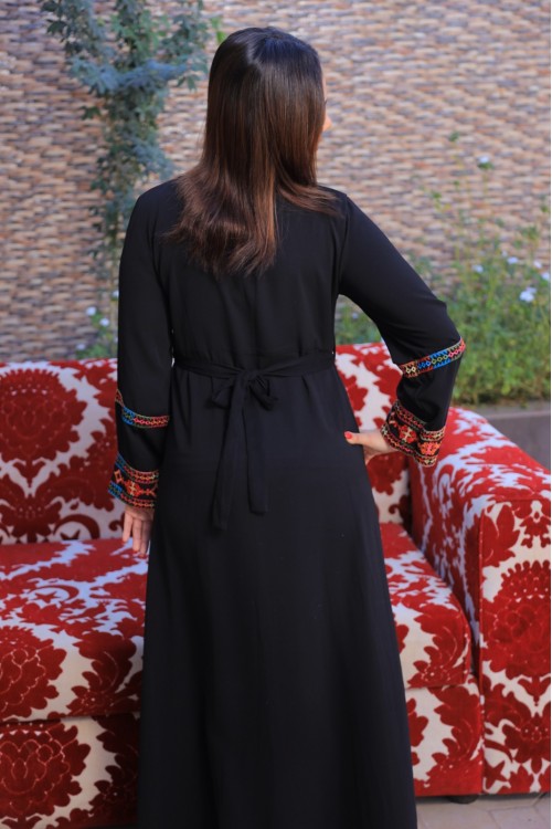جلابية تراثية نسائي أنيقة لون أسود  بتطريز ونقوشات ملونة أكمام طويلة مزخرفة ورباط على الخصر و مفتوحة من الأسفل بقطعة متصلة