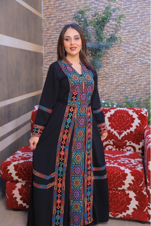 جلابية تراثية نسائي أنيقة لون أسود  بتطريز ونقوشات ملونة أكمام طويلة مزخرفة ورباط على الخصر و مفتوحة من الأسفل بقطعة متصلة