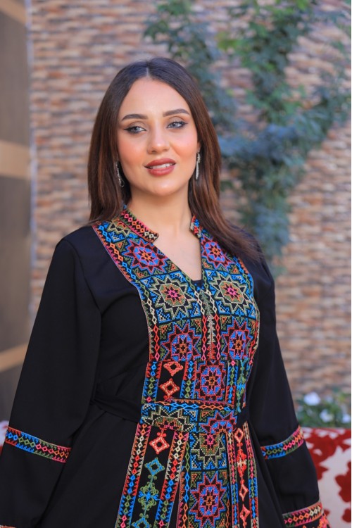 جلابية تراثية نسائي أنيقة لون أسود  بتطريز ونقوشات ملونة أكمام طويلة مزخرفة ورباط على الخصر و مفتوحة من الأسفل بقطعة متصلة