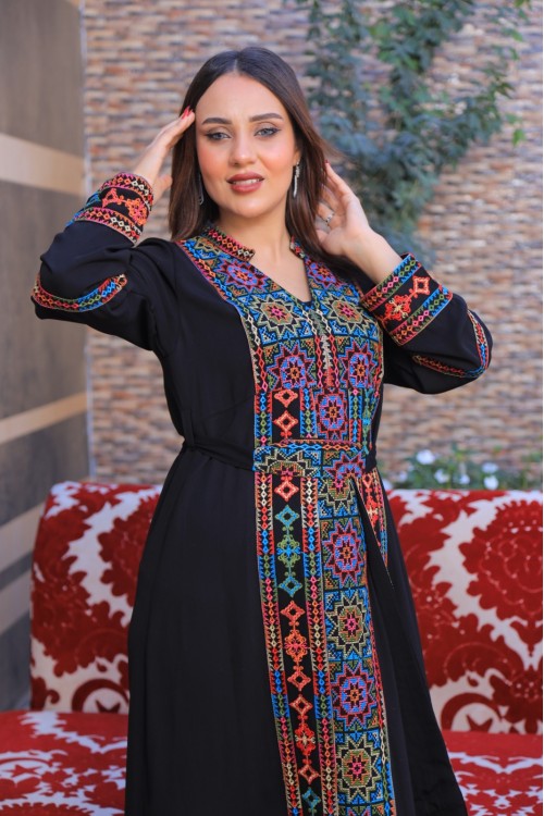جلابية تراثية نسائي أنيقة لون أسود  بتطريز ونقوشات ملونة أكمام طويلة مزخرفة ورباط على الخصر و مفتوحة من الأسفل بقطعة متصلة