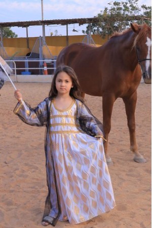 فستان تراثي بناتي أنيق قطعتين لون أبيض بتطريز وطبعات لامعة باللون الذهبي مع عباية شفافة باللون الأسود 
