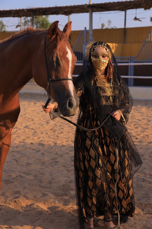 جلابية نسائي 3 قطع قميص طويل لون أسود بنقشات لامعة باللون الذهبي أكمام طويلة و مشلح وطرحة شيفون أسود