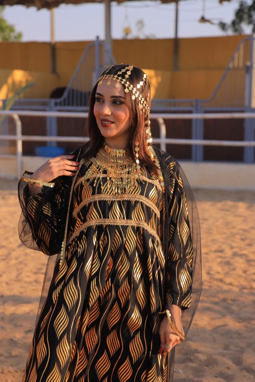 جلابية نسائي 3 قطع قميص طويل لون أسود بنقشات لامعة باللون الذهبي أكمام طويلة و مشلح وطرحة شيفون أسود