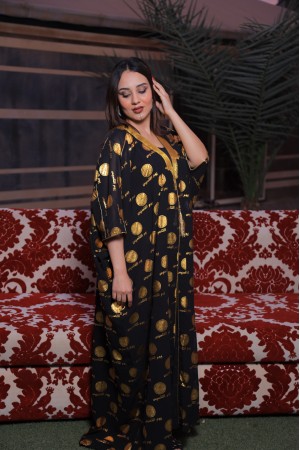 مشلح يوم التأسيس نسائي قماش شيفون لون أسود مفتوح برباط من الصدر بطباعة شعار وعبارة يوم التأسيس باللون الذهبي 